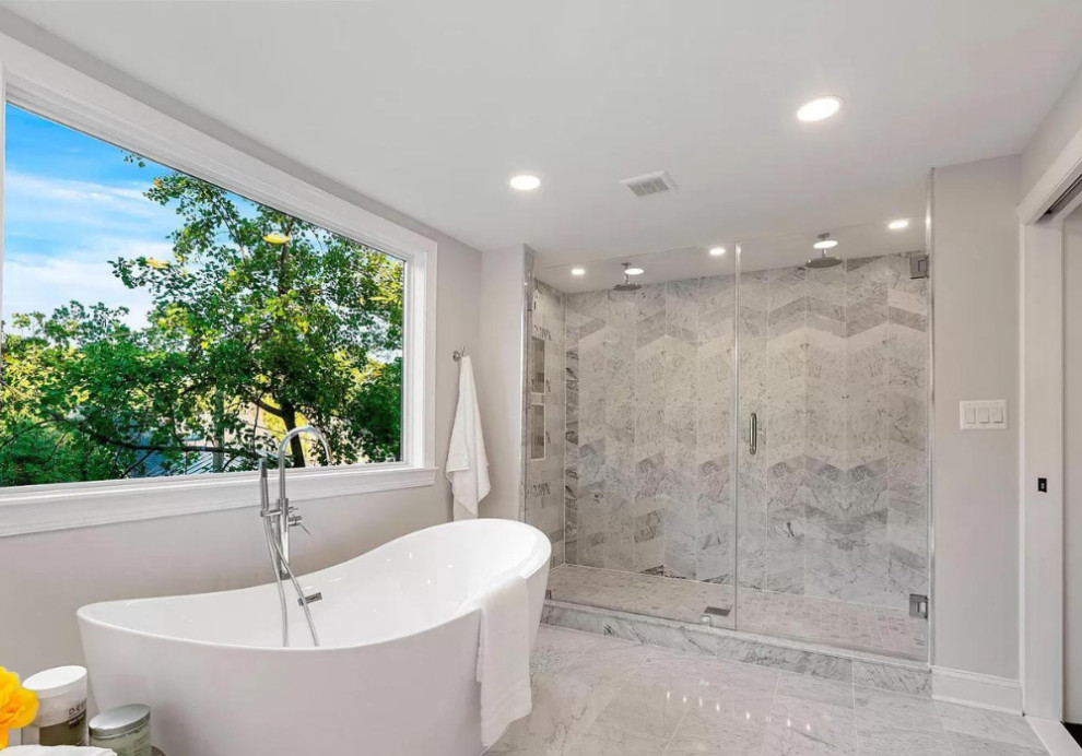 Idéer för mellanstora vintage grått en-suite badrum, med vita skåp, ett fristående badkar, en dubbeldusch, grå kakel, marmorkakel, grå väggar, ett nedsänkt handfat, marmorbänkskiva, grått golv, dusch med gångjärnsdörr och skåp i shakerstil