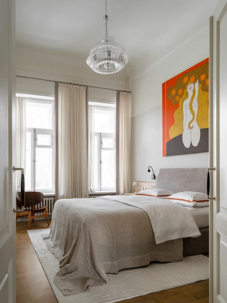 Уютная светлая спальня, украшенная шикарным авторским ковром ручной работы