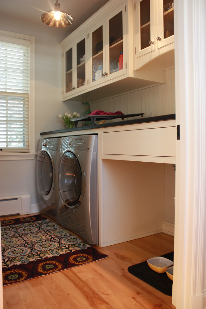 Example of a laundry room design in Milwaukee