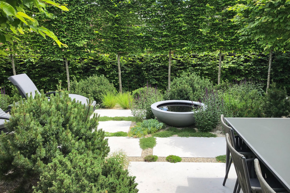 Mittelgroßer, Halbschattiger Moderner Garten hinter dem Haus mit Natursteinplatten in Sonstige