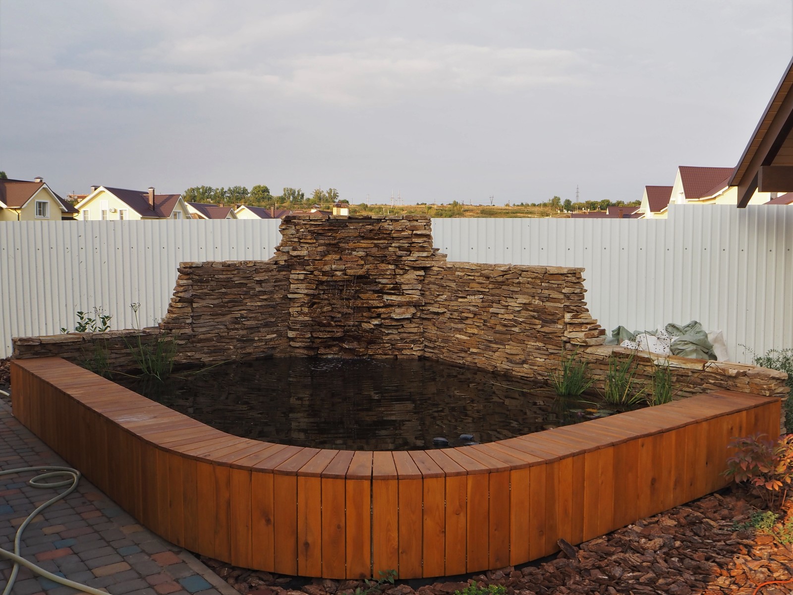 Натуральное дерево в саду