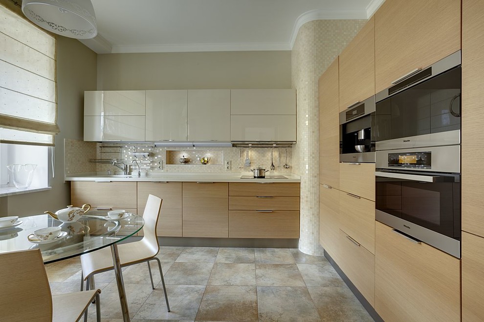 по обе стороны стекла