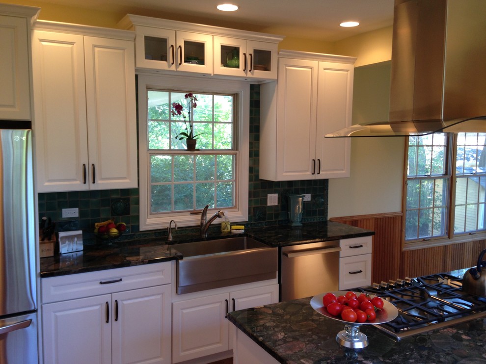 Transitional kitchen photo in Chicago