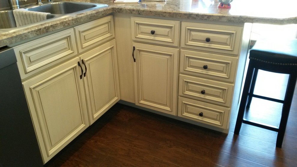 Transitional kitchen photo in Cincinnati