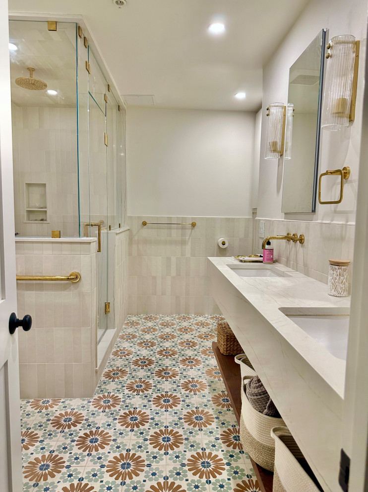 Exempel på ett mellanstort eklektiskt vit vitt en-suite badrum, med vita skåp, ett fristående badkar, en hörndusch, en vägghängd toalettstol, beige kakel, keramikplattor, vita väggar, cementgolv, ett undermonterad handfat, bänkskiva i kvarts, flerfärgat golv och dusch med gångjärnsdörr