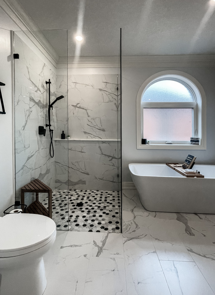 Пример оригинального дизайна: главная ванная комната среднего размера в современном стиле с фасадами в стиле шейкер, серыми фасадами, отдельно стоящей ванной, угловым душем, унитазом-моноблоком, черно-белой плиткой, керамической плиткой, врезной раковиной, столешницей из искусственного кварца, серым полом, открытым душем, белой столешницей, тумбой под две раковины и встроенной тумбой