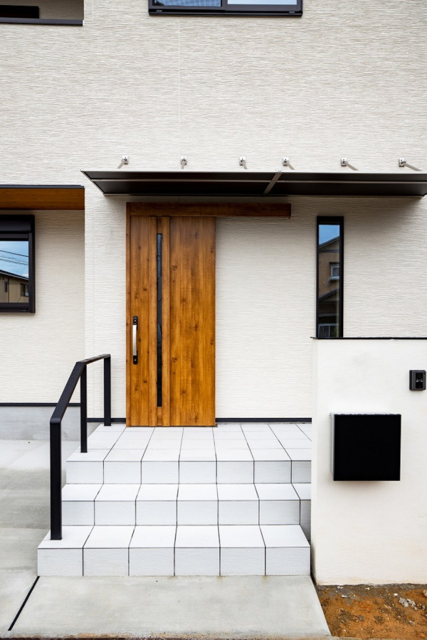 Immagine di un ingresso o corridoio con una porta scorrevole e una porta in legno bruno