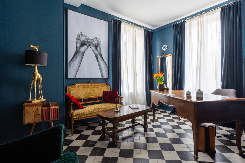 パリにあるお手頃価格の中くらいなエクレクティックスタイルのおしゃれな書斎 (ライブラリー、青い壁、セラミックタイルの床、暖炉なし、自立型机、黒い床、壁紙) の写真