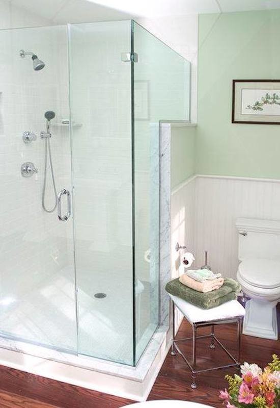 Mid-sized traditional 3/4 bathroom in Other with an alcove shower, a two-piece toilet, gray tile, white tile, marble, green walls and dark hardwood floors.