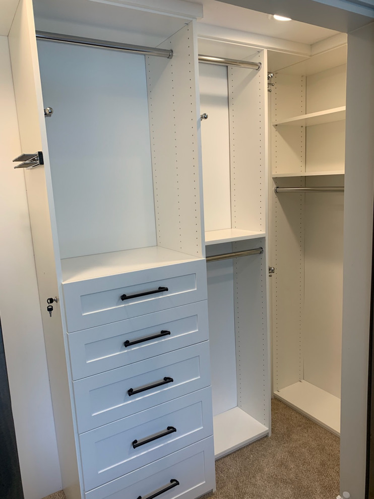 Foto de armario vestidor unisex campestre pequeño con armarios estilo shaker, puertas de armario blancas, moqueta y suelo marrón
