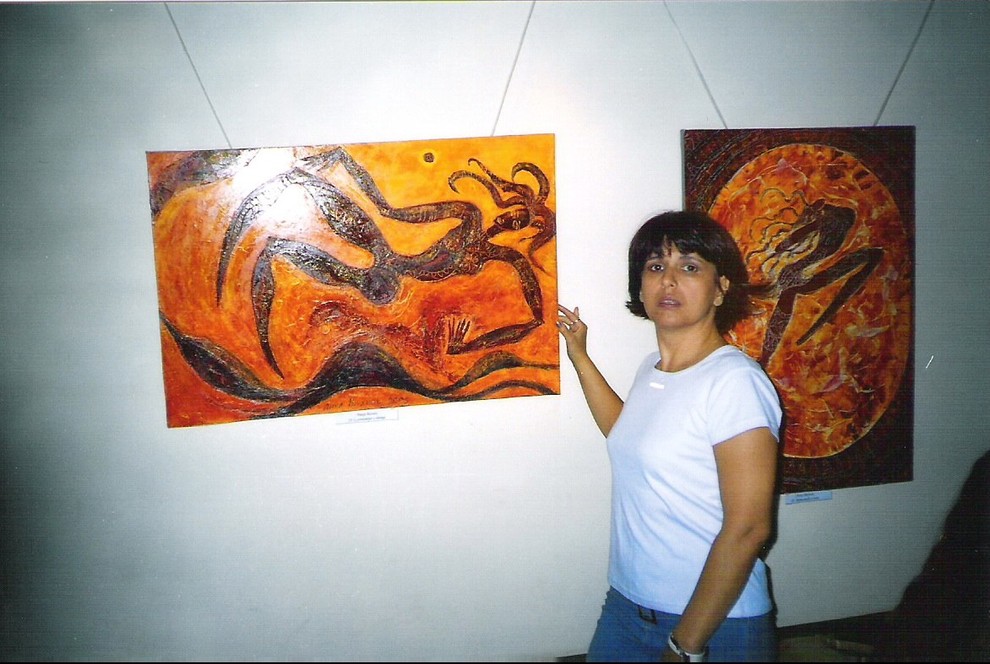 На фоне картин Лики Волчек