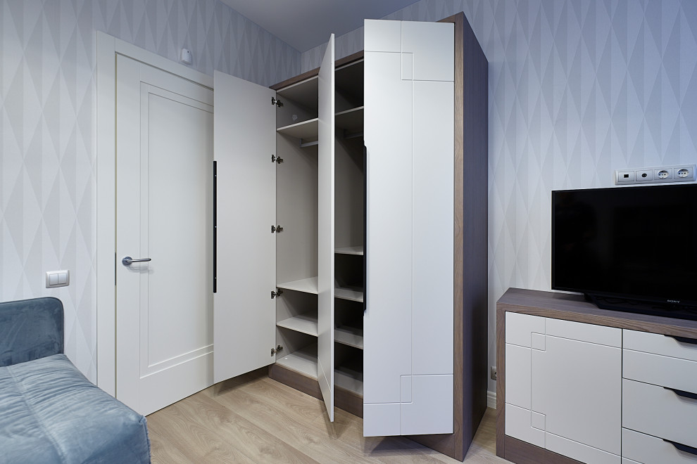Стильный дизайн: хозяйская спальня среднего размера в стиле неоклассика (современная классика) с серыми стенами и бежевым полом - последний тренд