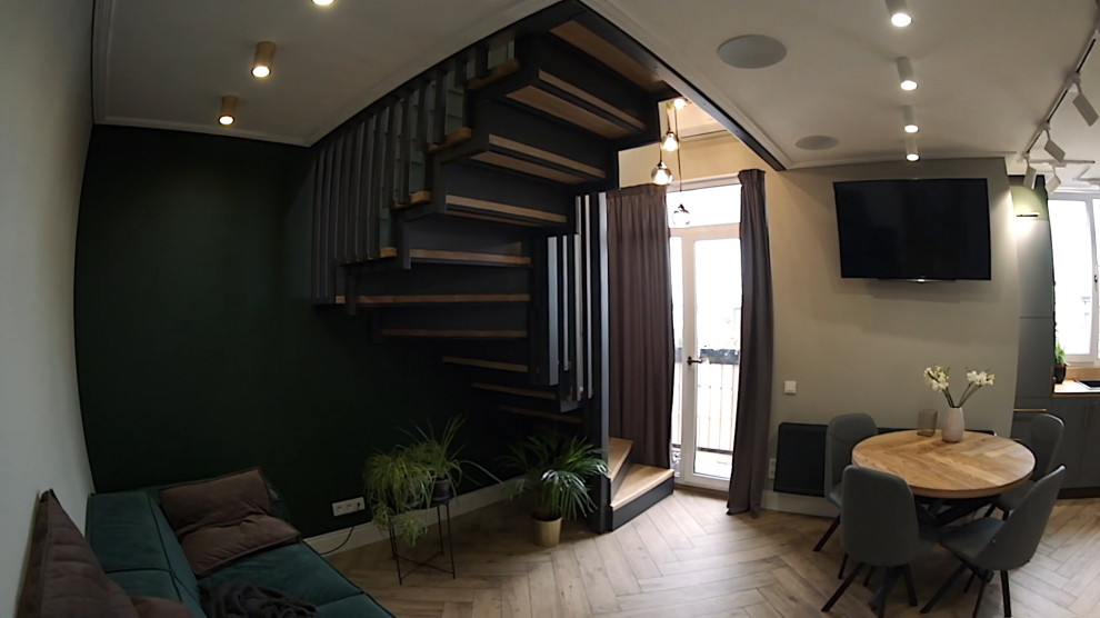 Kleines, Repräsentatives, Offenes Modernes Wohnzimmer mit grauer Wandfarbe, dunklem Holzboden, TV-Wand, braunem Boden, gewölbter Decke und Tapetenwänden in Barcelona