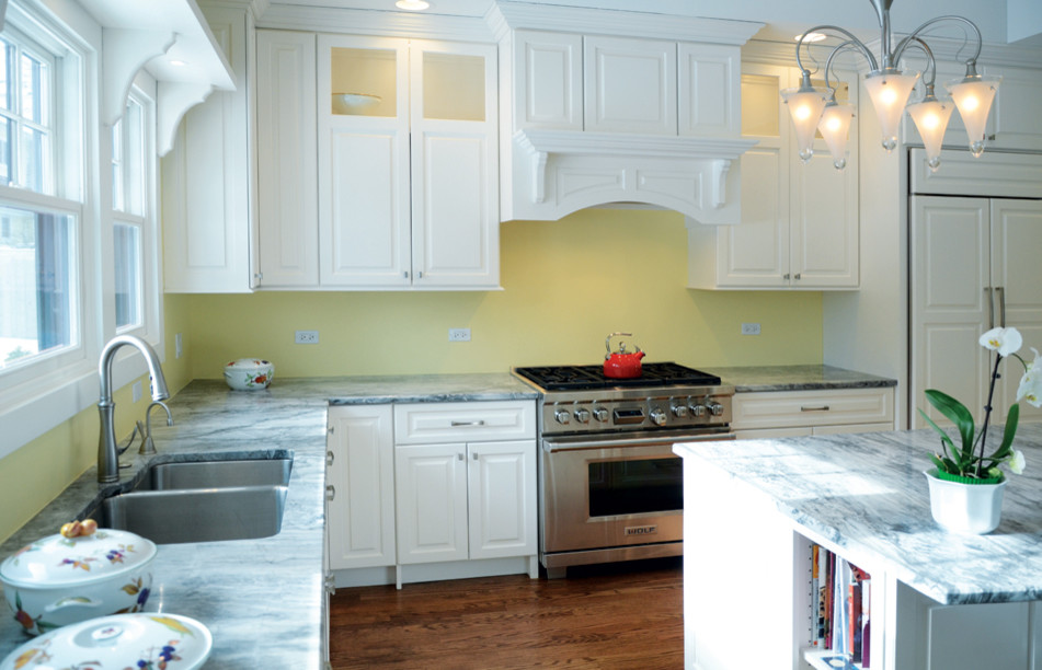 Example of a transitional kitchen design in Chicago
