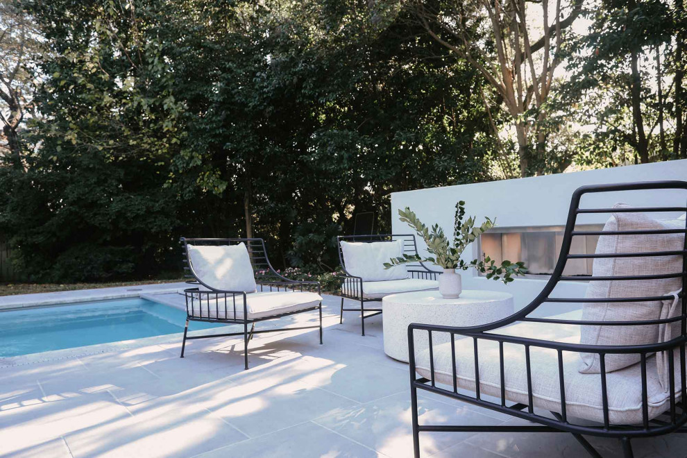 Свежая идея для дизайна: большой спортивный, прямоугольный ландшафтный бассейн на заднем дворе в стиле модернизм с покрытием из каменной брусчатки - отличное фото интерьера