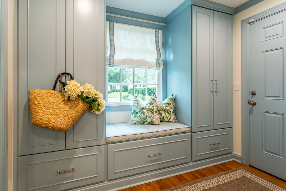 На фото: тамбур в стиле неоклассика (современная классика) с белыми стенами, паркетным полом среднего тона, одностворчатой входной дверью, синей входной дверью и коричневым полом с