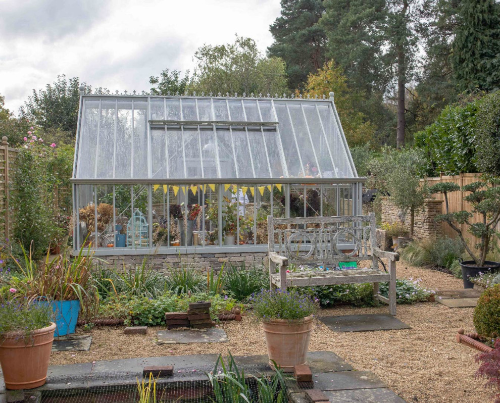 Exempel på en mellanstor klassisk fristående garage och förråd, med växthus