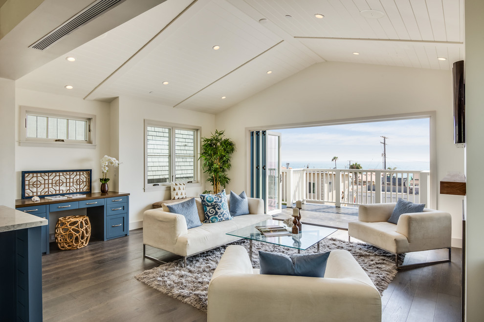 Inspiration for a beach style home design in Los Angeles.