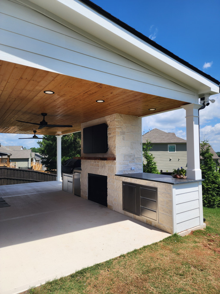 Outdoor Kitchen and Covered Patio