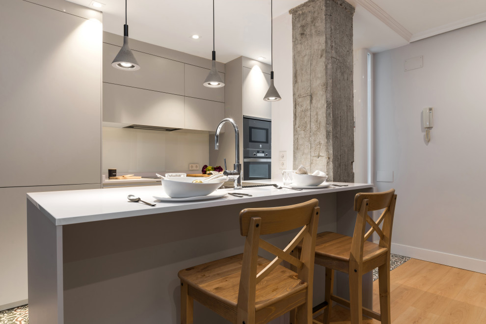 Photo of a transitional kitchen in Madrid.