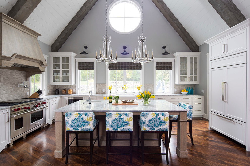 Traditional u-shaped kitchen in Minneapolis with a farmhouse sink, shaker cabinets, white cabinets, beige splashback, stainless steel appliances, dark hardwood floors and with island.