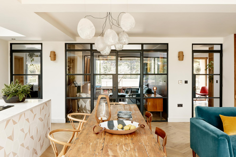 Immagine di una grande sala da pranzo aperta verso il soggiorno moderna con pavimento in legno massello medio e pavimento marrone