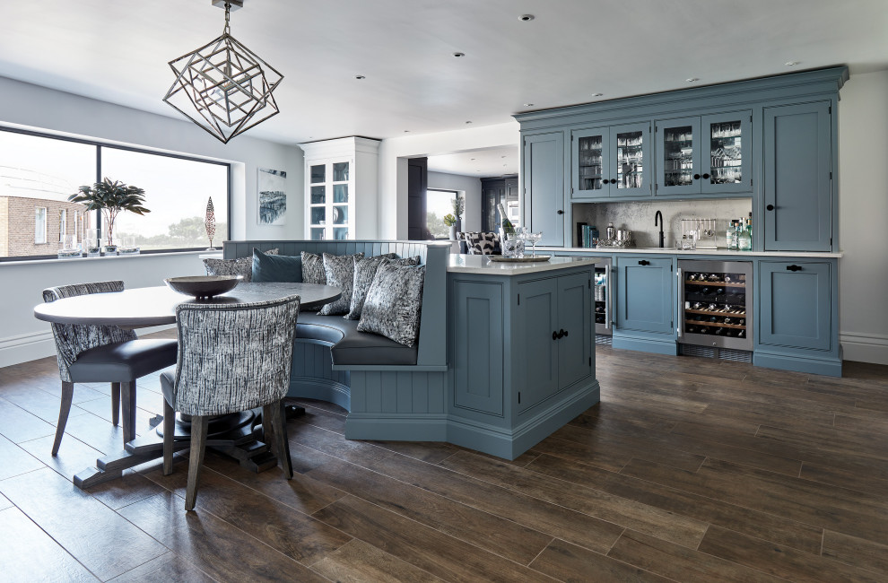 Esempio di un grande cucina con isola centrale contemporaneo con ante in stile shaker, ante blu, elettrodomestici in acciaio inossidabile, pavimento marrone e top bianco