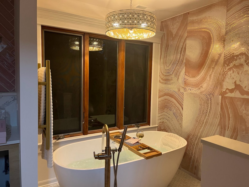 Стильный дизайн: большая главная ванная комната с отдельно стоящей ванной, открытым душем, биде, розовой плиткой, керамической плиткой, белыми стенами, полом из мозаичной плитки, настольной раковиной, столешницей из кварцита, разноцветным полом, открытым душем, белой столешницей, тумбой под две раковины и встроенной тумбой - последний тренд