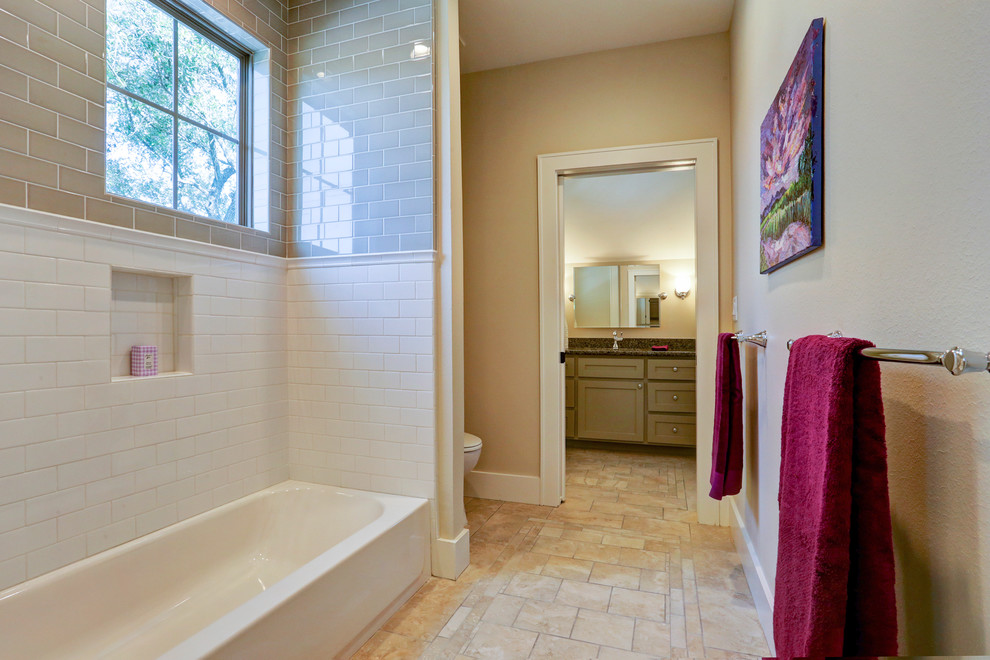 Стильный дизайн: детская ванная комната среднего размера в стиле кантри с фасадами в стиле шейкер, серыми фасадами, ванной в нише, раздельным унитазом, белой плиткой, плиткой кабанчик, бежевыми стенами и полом из керамогранита - последний тренд
