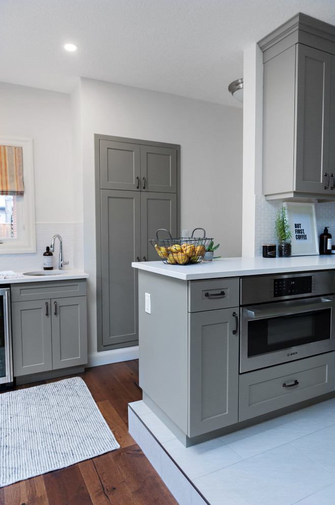 Kitchen - transitional kitchen idea in Toronto