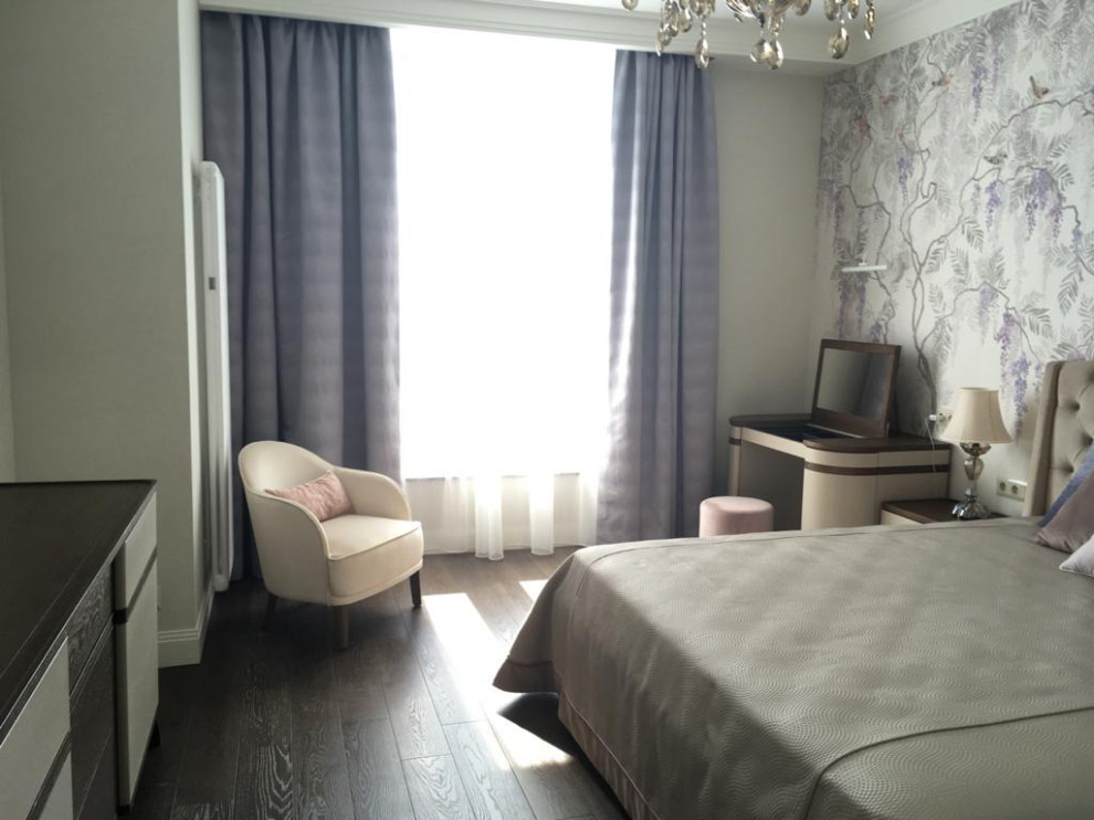 Imagen de dormitorio principal y gris y blanco actual de tamaño medio con paredes grises, suelo de madera oscura, suelo negro, casetón y papel pintado