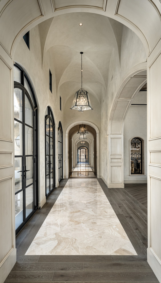Foto de recibidores y pasillos abovedados con suelo de madera clara
