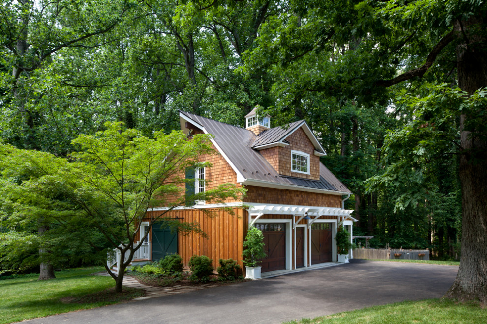 Zweistöckige Rustikale Holzfassade Haus mit brauner Fassadenfarbe, Satteldach, Blechdach, braunem Dach, Wandpaneelen und Dachgaube in Baltimore