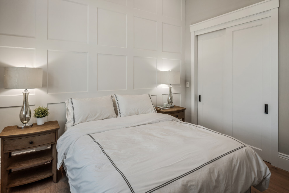 Свежая идея для дизайна: большая гостевая спальня (комната для гостей) в стиле неоклассика (современная классика) с белыми стенами, светлым паркетным полом, бежевым полом и панелями на части стены - отличное фото интерьера