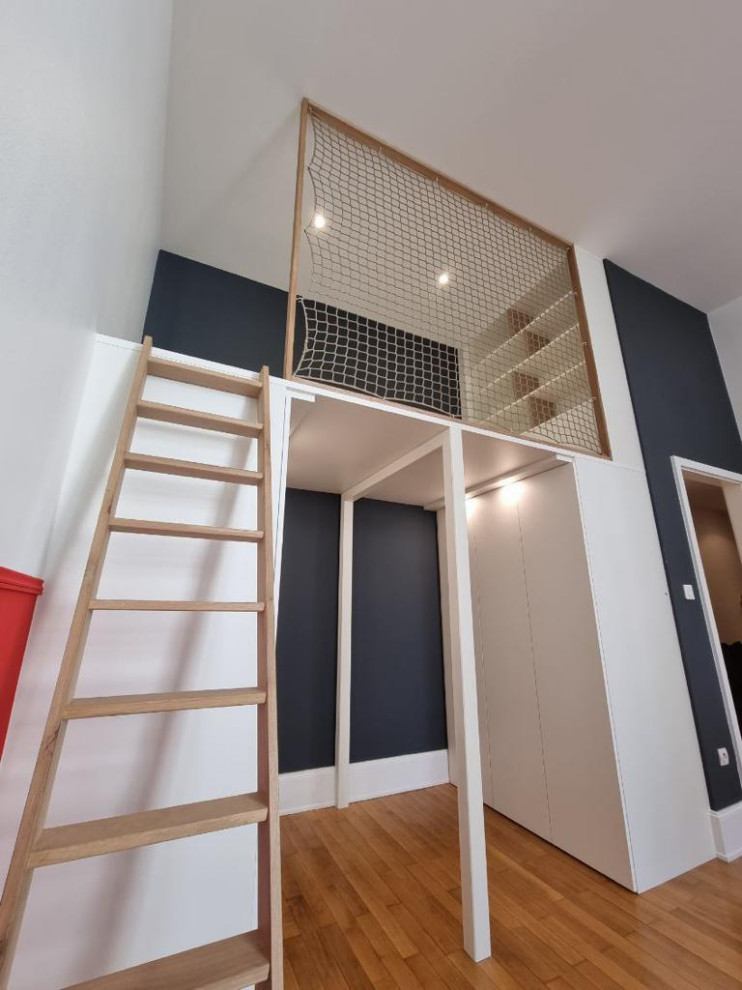 Mittelgroßes, Neutrales Modernes Jugendzimmer mit Schlafplatz, blauer Wandfarbe und hellem Holzboden in Straßburg