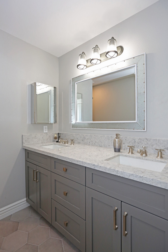 Idéer för ett mellanstort modernt flerfärgad badrum, med luckor med profilerade fronter, grå skåp, grå väggar, skiffergolv, ett nedsänkt handfat, bänkskiva i kvartsit och flerfärgat golv