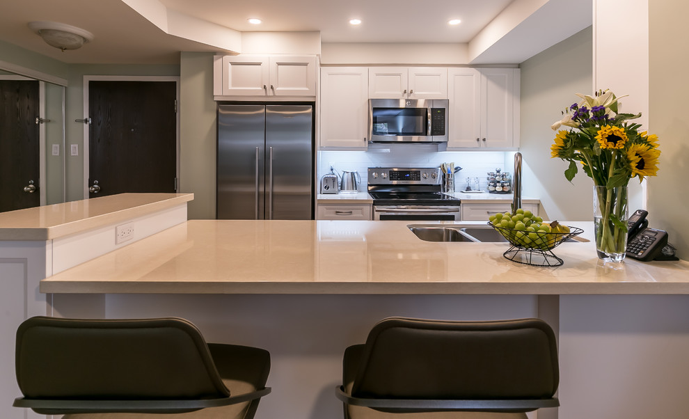 Transitional kitchen photo in Toronto