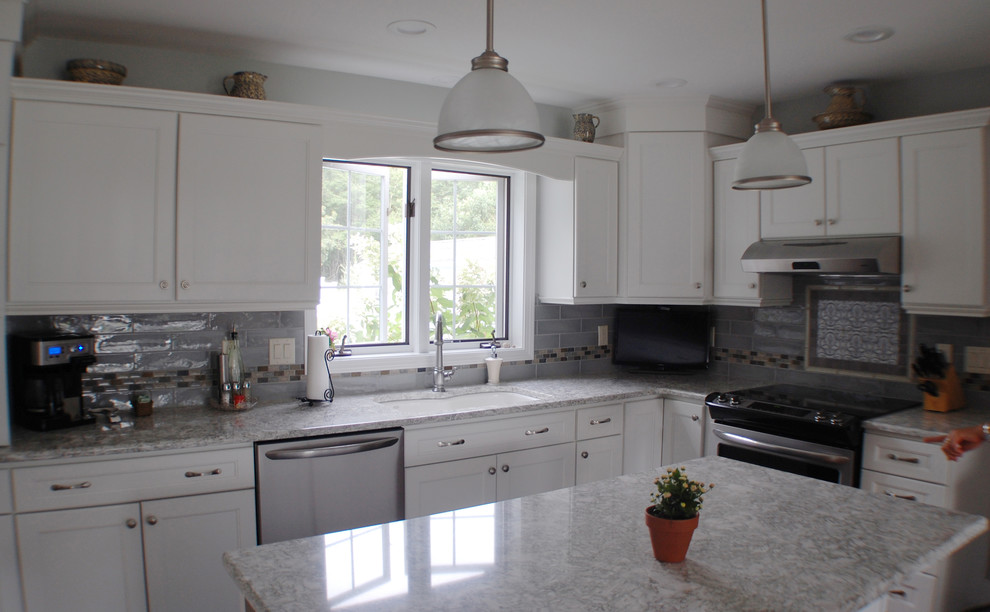 Transitional kitchen photo in Bridgeport