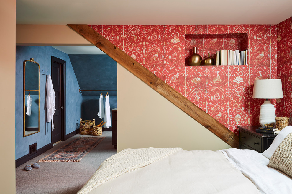 ミネアポリスにある小さなモダンスタイルのおしゃれな主寝室 (赤い壁、カーペット敷き、壁紙) のインテリア