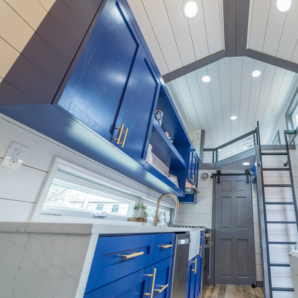 Kitchen - transitional kitchen idea in Orlando with quartz countertops