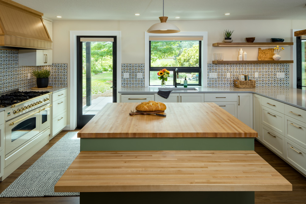Mittelgroße Landhaus Wohnküche mit braunem Holzboden und braunem Boden in Sonstige