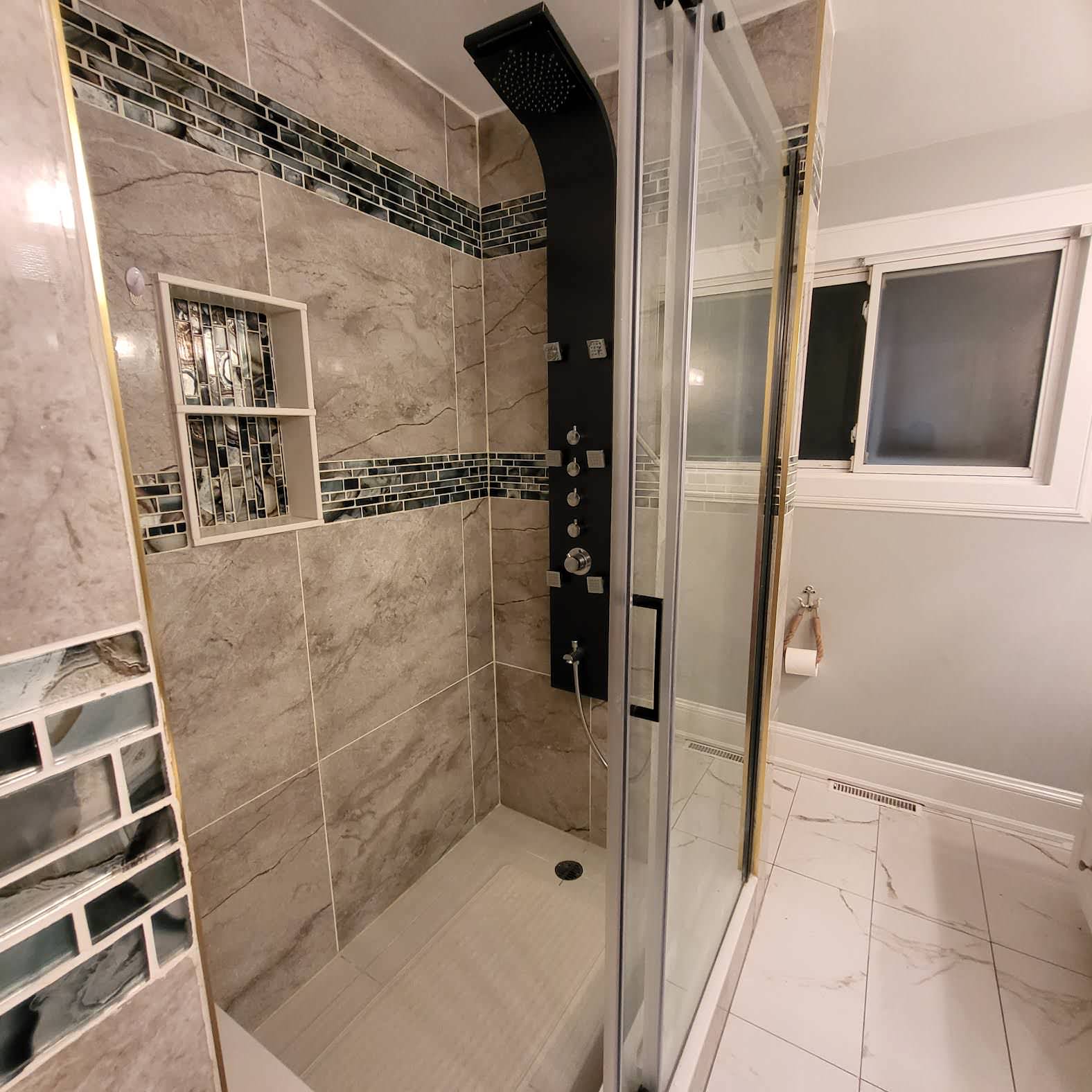 Example of a bathroom design in Toronto