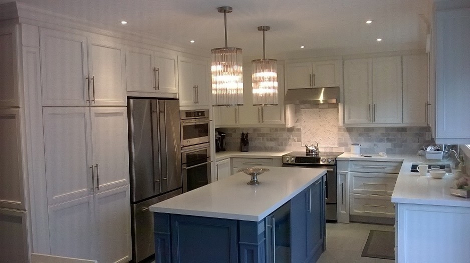 Enclosed kitchen - mid-sized transitional u-shaped porcelain tile enclosed kitchen idea in Toronto with an undermount sink, recessed-panel cabinets, white cabinets, quartz countertops, white backsplash, stone tile backsplash, stainless steel appliances and an island