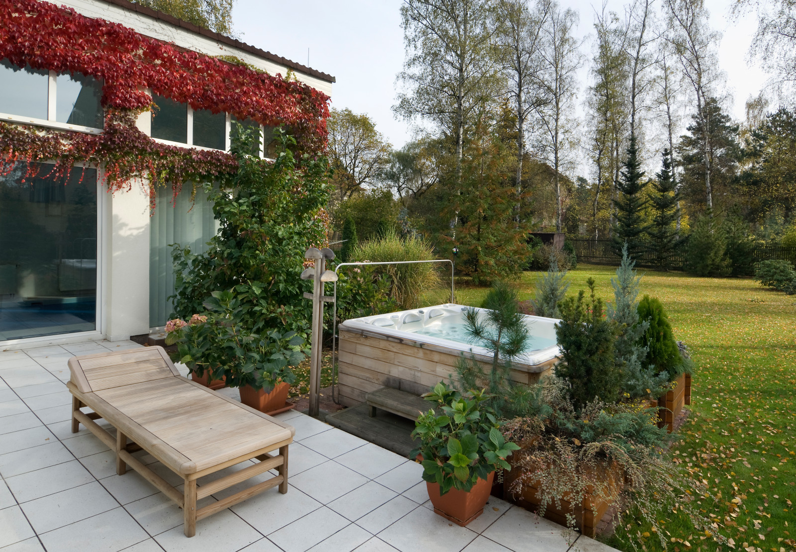 Persea - бассейн среднего размера с двумя лежаками