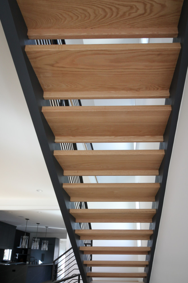 Idéer för en mellanstor modern rak trappa i trä, med räcke i metall