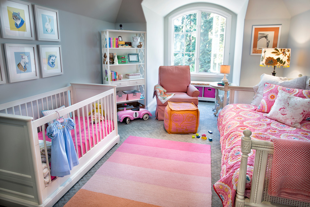 Photo of a transitional kids' room for girls in Los Angeles with grey walls.