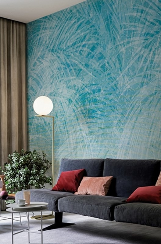 Große, Offene Moderne Bibliothek mit blauer Wandfarbe, Teppichboden, Kamin, verputzter Kaminumrandung, verstecktem TV und grauem Boden in Köln