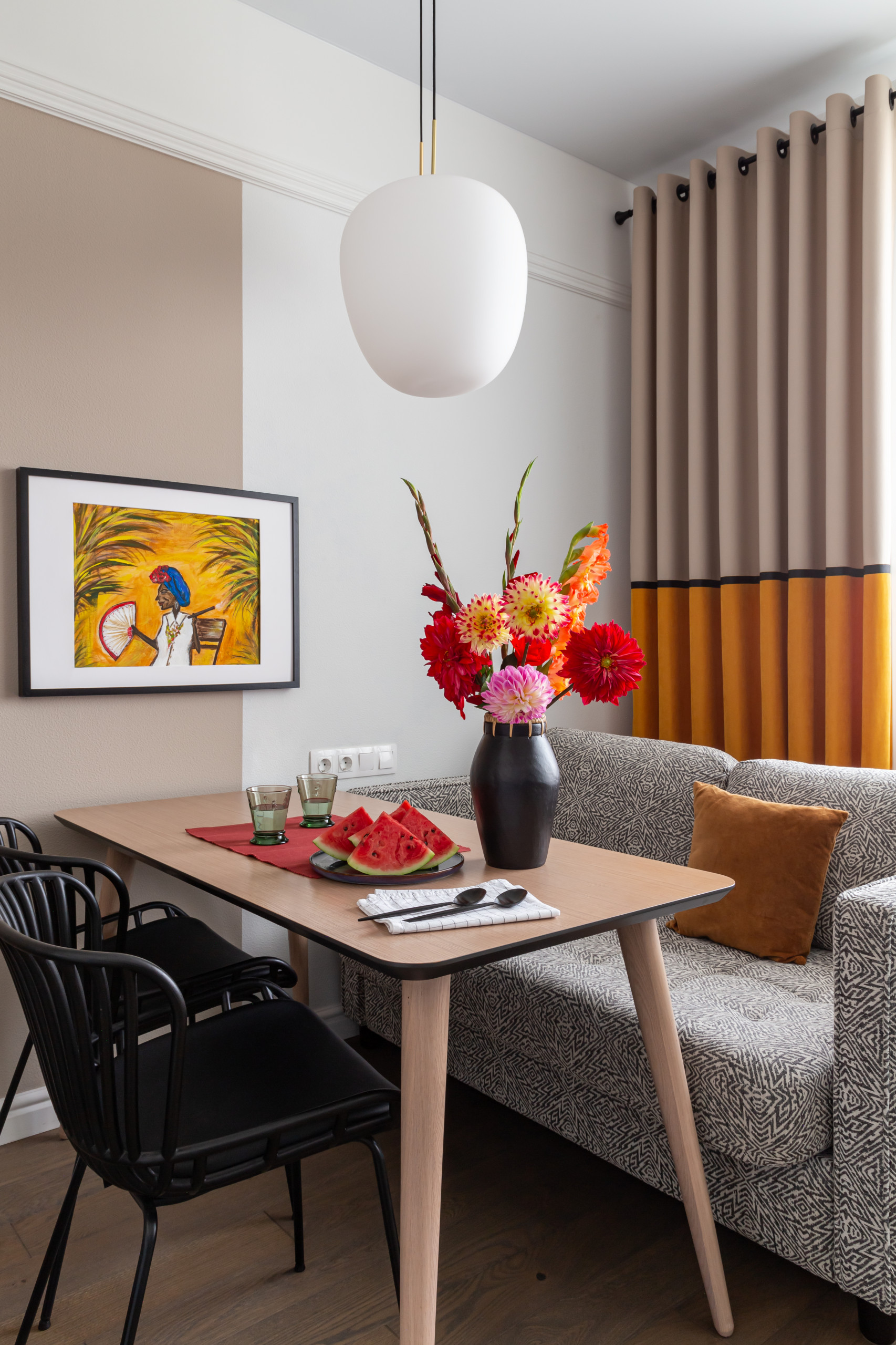 Столовая-гостиная в одной комнате — дизайн фото гостиной