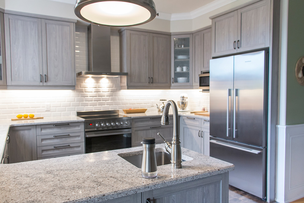 Example of a mid-sized transitional u-shaped porcelain tile and beige floor open concept kitchen design in Toronto with an undermount sink, shaker cabinets, light wood cabinets, quartz countertops, white backsplash, subway tile backsplash, stainless steel appliances and a peninsula