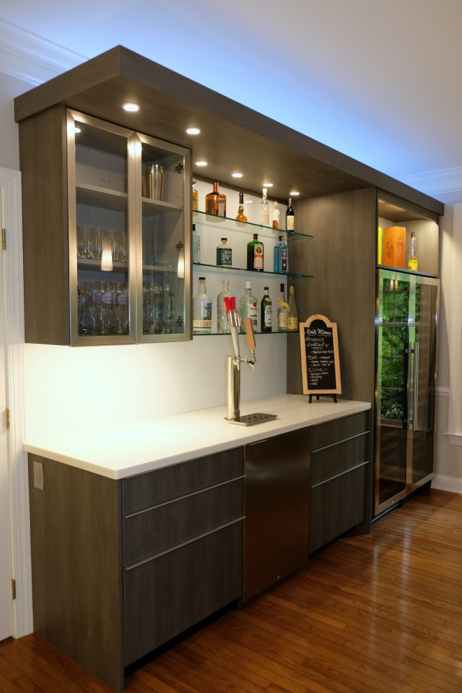 Exemple d'un petit bar de salon parallèle moderne avec des tabourets et un placard à porte plane.